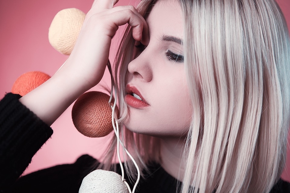 dziewczyna o farbowanych włosach blond platyna